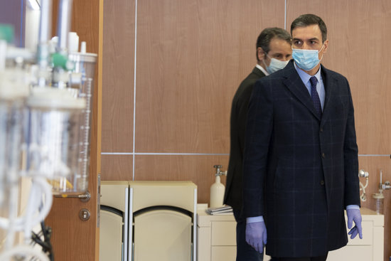 Spanish president Pedro Sánchez wearing a mask and gloves during a visit to the Madrid-based company Hersill, April 3, 2020 (Moncloa Pool/Borja Puig de la Bellacasa)
