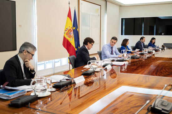 The Spanish government key ministers and its president, Pedro Sánchez, meeting in Madrid, on April 12, 2020 (by Pool Moncloa/Borja Puig de la Bellacasa)