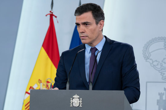 Spanish president Pedro Sánchez speaks at Moncloa in Madrid during the coronavirus crisis (by Pool Moncloa / Borja Puig de la Bellacasa)
