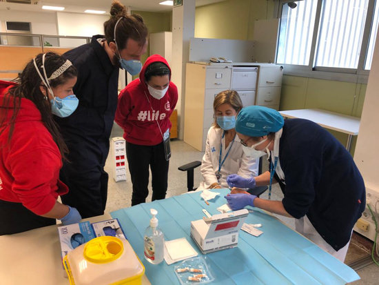 Open Arms volunteers during training to support nurses during the coronavirus crisis, April 14, 2020 (photo by Catalan Public Health Institute)