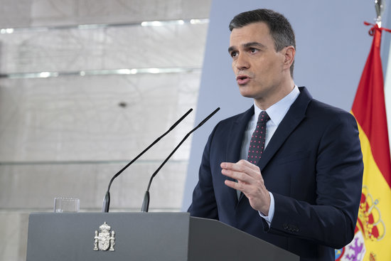 Spanish president Pedro Sánchez gives a media briefing on April 18, 2020 (by Pool Moncloa/Borja Puig de la Bellacasa)