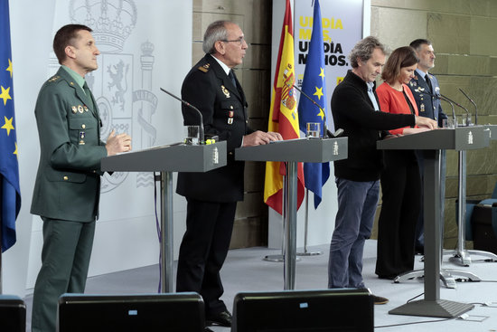Chief of Staff of Spain's Guardia Civil police, General José Manuel Santiago, left, during Spain's coronavirus committee meeting on Monday, April 20, 2020 (by Pool Moncloa/JM Cuadrado)