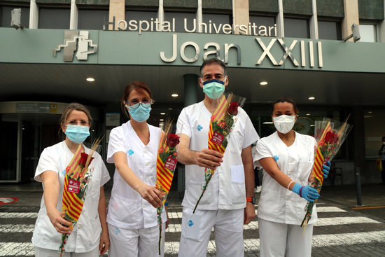 Healthcare workers with roses outside Joan XXIII hospital, in Tarragona (by Roger Segura)