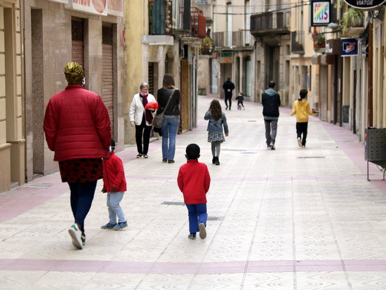 Families out for a walk in Cervera on the first day of children being allowed out since lockdown began, April 26, 2020 (by Anna Berga)