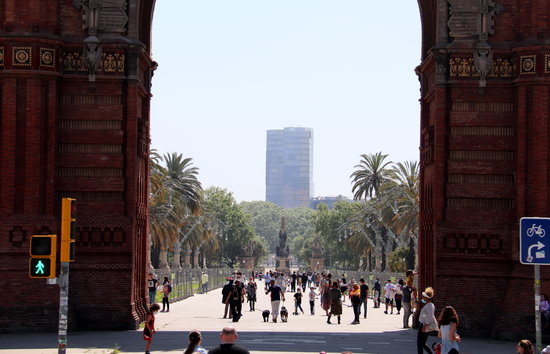 Dozens of people flocking to streets in Barcelona's Arc de Triomf area, on April 26, 2020 (by Mar Vila)