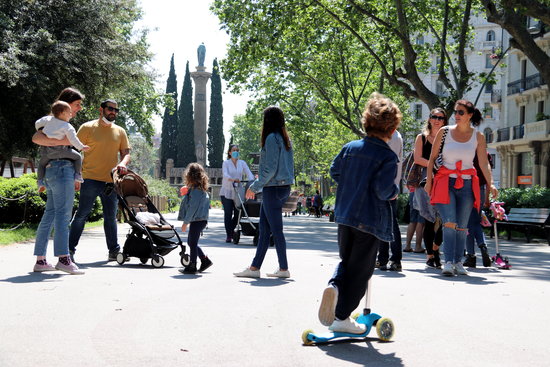 Families out walking in Barcelona on the first day that children were allowed out since lockdown began, April 26, 2020 (by Mar Vila)