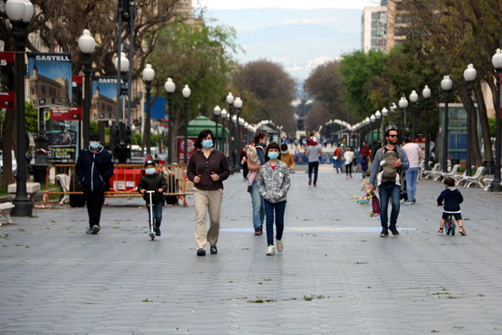 People walking with children on Rambla Nova de Tarragona (by Mar Rovira)