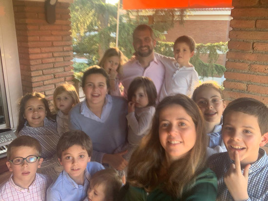 A selfie of the family with eleven children getting through the lockdown together (by Patrícia Díez)