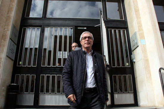 Josep Fèlix Ballesteros leaves the Tarragona court after giving declarations to judges in 2016 (by Roger Segura))