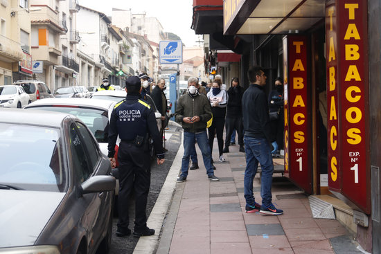 People queuing at a tobacconists on the French-Spanish border during lockdown, March 17, 2020 (by Aleix Freixas)