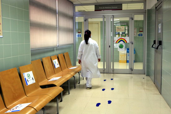 A nurse walks through a hallway in one of Catalonia's public health centers (by Laura Fíguls)