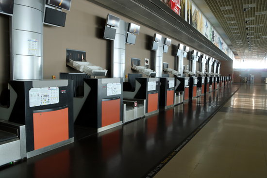 Closed check in desks at an empty Reus airport, April 16, 2020 (by Mar Rovira)