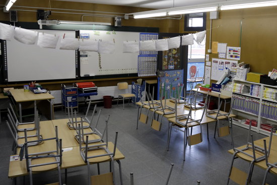 An empty classroom at Marta Mata school in Girona, April 21, 2020 (by Marina López)