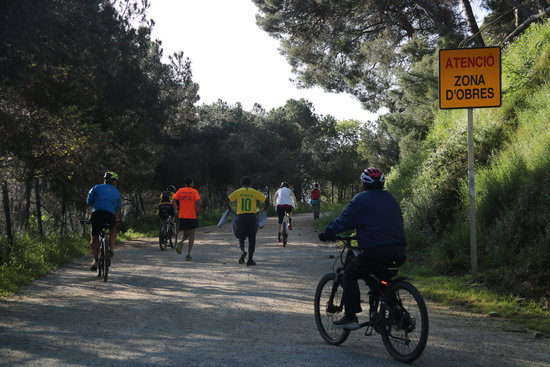 The Collserola natural park, with walkers and joggers, in the early morning of May 2, 2020 (by Albert Cadanet)