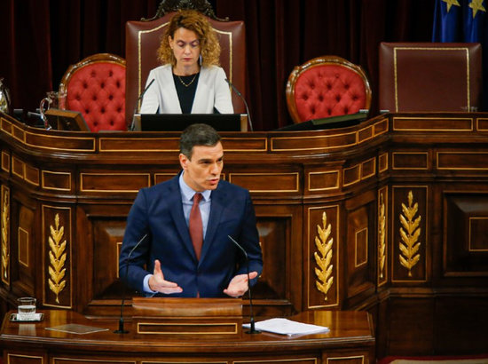 Pedro Sánchez speaks in the Spanish congress in front of speaker Meritxell Batet (image courtesy of Spanish congress)