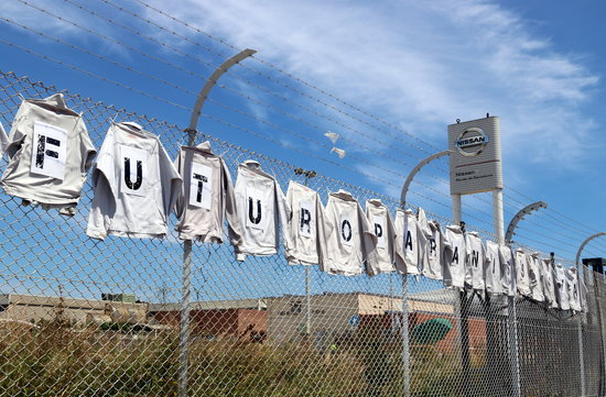 A display of T-shirts calling for a future for the Nissan plant in Barcelona's Zona Franca, May 6, 2020 (by Àlex Recolons)