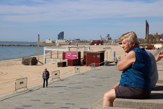 People looking over Bogatell beach in Barcelona, closed during the Covid-19 coronavirus crisis (by Miquel Codolar)