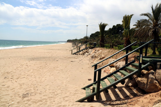 Image of an empty beach in Torre del Sol campsite, in Mont-roig del Camp, Tarragona, on May 8, 2020 (by Roger Segura)