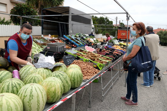 A shopper at an open market in el Vendrell, south of Barcelona, in May 2020 (by Mar Rovira)