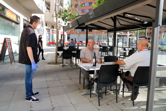 Some of the first customers of a bar in Tarragona on May 11, 2020, the first day of lockdown ease Phase 1 (by Roger Segura)