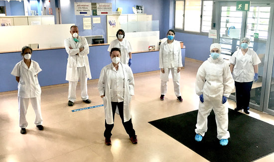 Healthcare professionals in Castelldefels observe a moment's silence in memory of their colleagues who passed away during the Covid-19 pandemic (by Sonia Burgos)