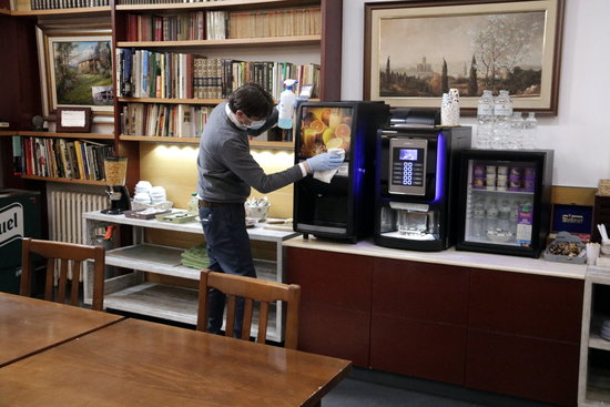 A worker at the Hotel Europa cleans the coffee machine, as has become part of the routine while welcoming healthcare professionals during the Covid-19 pandemic (by Marina López)