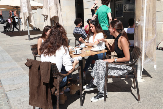 Four friends enjoy coffee in a Girona terrace as the city enters Phase 1, May 18, 2020 (Aleix Freixas)