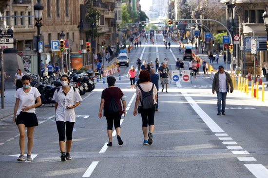 People walk along Barcelona's Via Laietana, temporarily closed to cars, May 23, 2020 (by Guillem Roset)