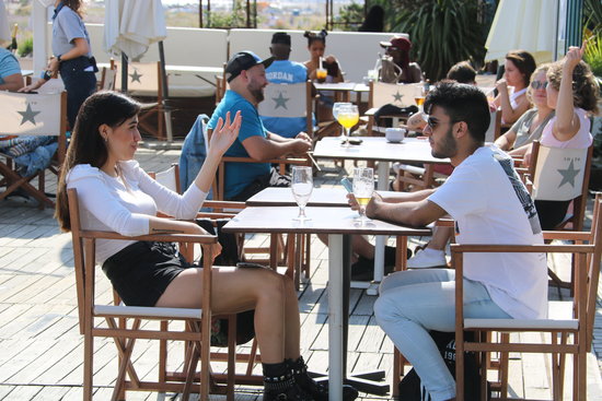 A terrace on the first day of reopening in Castelldefels, May 25, 2020 (Àlex Recolons)