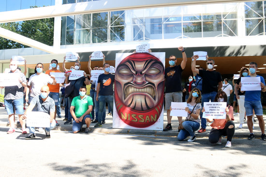 Nissan workers protest outside the Japanese consulate in Barcelona, May 27, 2020 (by Guifré Jordan)