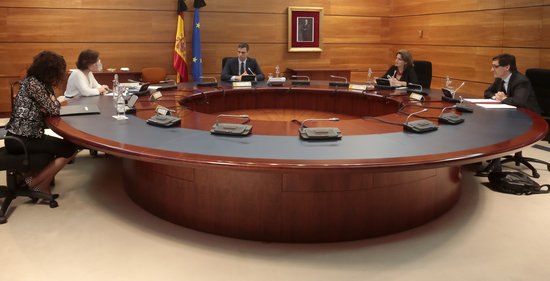 Spanish president Pedro Sánchez chairs meeting approving targeted basic income, May 29, 2020 (by La Moncloa)