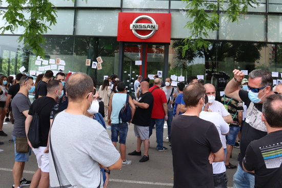 Nissan workers protest outside one of the brand's dealerships in L'Hospitalet, May 29, 2020 (by Aina Martí)