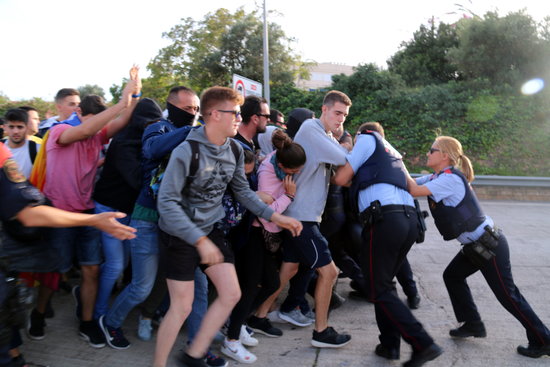 Catalan police officers try to prevent protesters from occupying a highway in October, 2019 (by Anna Ferràs)