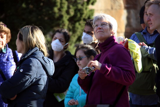 Some tourists visiting Barcelona right before the state of alarm, on March 11, 2020 (by Andrea Figueras)