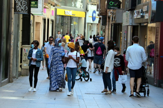 Pedestrians walk along Lleida's shopping area (by Salvador Miret)