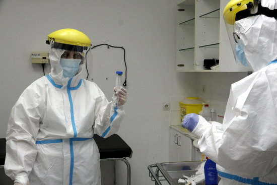 Healthcare workers perform a coronavirus test in one of Catalonia's primary care centers (by Marina López)