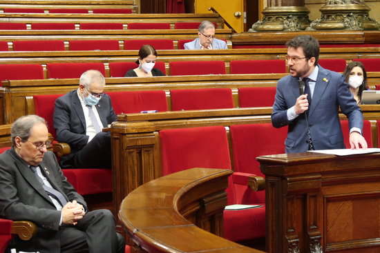 Catalan vice president Pere Aragonès speaks to president Quim Torra during a parliament session in May, 2020 (by Job Vermeulen/ Parlament)
