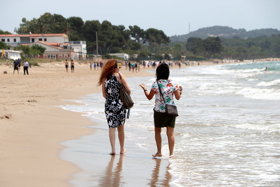 Two women walking by the sea in Tarragona, on May 24, 2020 (by Mar Rovira)