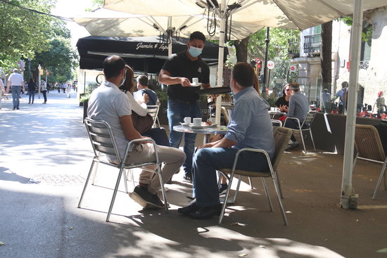 A bar terrace in Rambla Catalunya, central Barcelona, on May 25, 2020 (by Aina Martí)