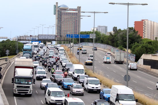 Slow drive of Nissan workers in Gran Via avenue, L'Hospitalet de Llobregat, towards Barcelona, on June 4, 2020 (by Aina Martí)