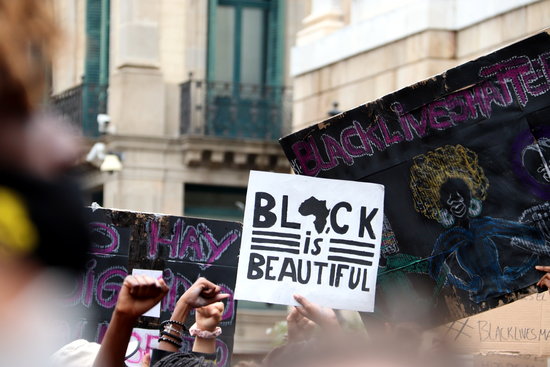 Some signs of the Black Lives Matter protest held in Barcelona on June 7, 2020 (by Mar Rovira)