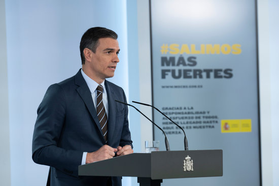 Spanish president Pedro Sánchez in a televised address from the government headquarters (by Borja Puig de la Bellacasa/Moncloa)