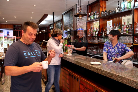 Customers in a bar in the Western Pyrenees region during Phase 3 of the de-escalation process (by Marta Lluvich)