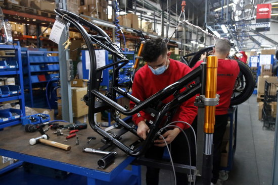 A factory worker assembles an electric motorbike in the Rieju plant in Figueras (by Xavier Pi))