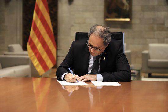 Catalan president Quim Torra signs the decree that puts an end to the state of alarm in Catalonia (by Rubén Moreno/Catalan Government)