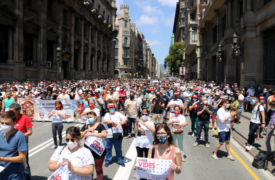 Protesters on Via Laietana call for a new social and economic model following the Covid-19 crisis (by Marta Casado Pla)