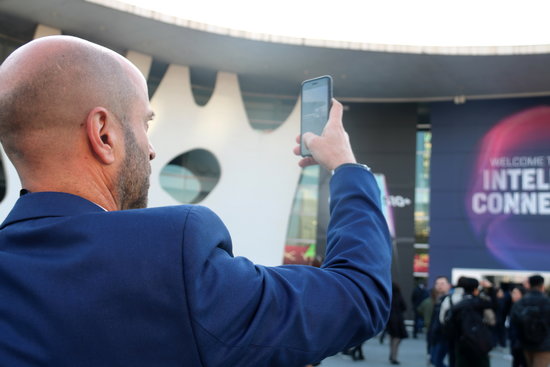 A man takes a photo at the entrance to MWC 2019 (by Laura Pous)