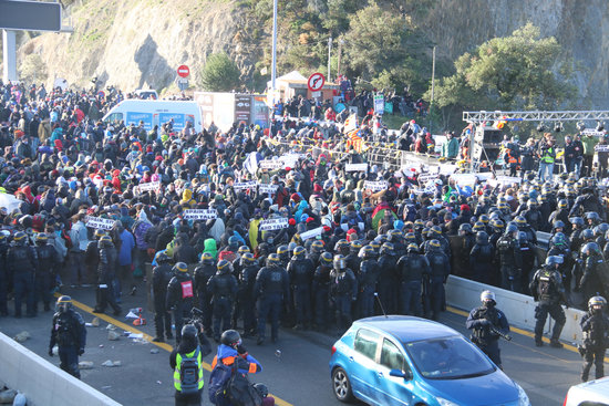 Protesters and police on the France-Spain border, November 12, 2019 (Gerard Vilà)