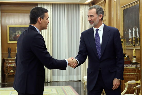 Spanish president Pedro Sánchez, left, shakes the hand of the Spanish king, Felipe VI, right (by Pool Efe / Kiko Huesca)