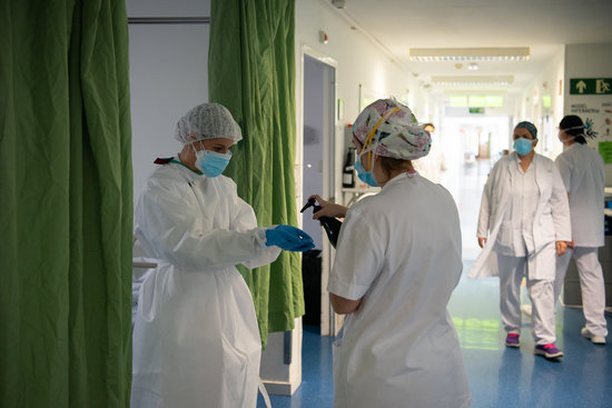 Staff at Barcelona's Hospital Clínic during the coronavirus crisis, April 16, 2020 (Francisco Avia/Hospital Clínic)